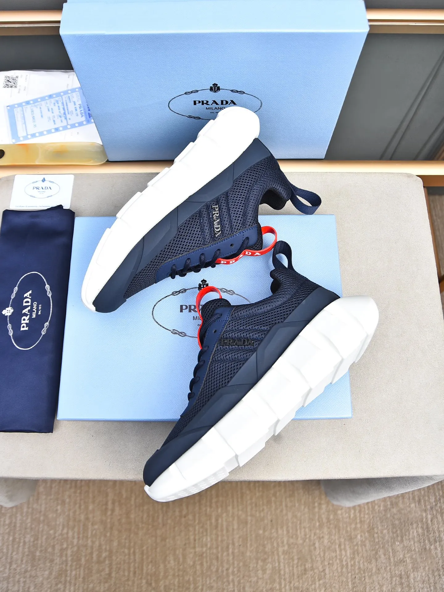 Men's shoes 💰480 PRADA/Prada men's lace-up casual sports shoes, the upper is made of cowhide leather and breathable mesh. It is soft, comfortable and breathable. The tongue is decorated with the PRADA brand letter logo. The thick rubber sole echoes the red label tongue. The style is fashionable and generous. The details are carefully crafted. A casual sports shoe with a super fashionable look on the foot. Excellent breathability!  Size: 38-44 (45 46 customized)